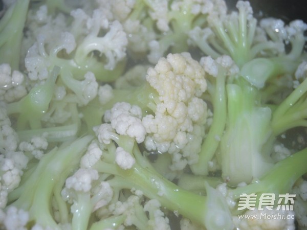 <a href=/shicai/rouqin/LaRou/index.html target=_blank><u>腊肉</u></a>炒有机<a href=/shicai/shucai/HuaCai/index.html target=_blank><u>花菜</u></a>的做法