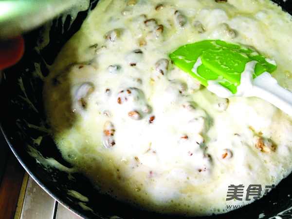 <a href=/shicai/guopin/ZhiMa/index.html target=_blank><u>芝麻</u></a>核<a href=/shicai/guopin/Tao/index.html target=_blank><u>桃</u></a>牛轧糖的做法