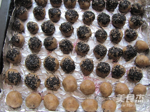 咖啡<a href=/shicai/guopin/HeiZhiMa/index.html target=_blank><u>黑<a href=/shicai/guopin/ZhiMa/index.html target=_blank><u>芝麻</u></a></u></a>酥球的做法