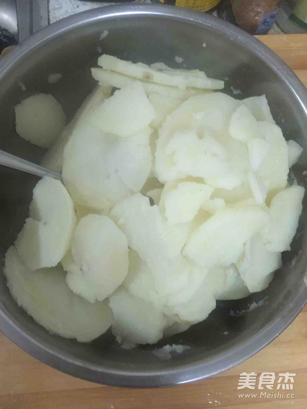 自制<a href=/shicai/shucai/TuDou/index.html target=_blank><u>土豆</u></a>饼的做法