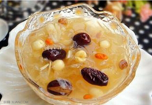 <a href=/shicai/shucai/YinEr/index.html target=_blank><u>银耳</u></a><a href=/shicai/guopin/LianZi/index.html target=_blank><u>莲子</u></a>汤的做法
