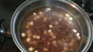 <a href=/shicai/mimian/HongDou/index.html target=_blank><u>红豆</u></a><a href=/shicai/guopin/LianZi/index.html target=_blank><u>莲子</u></a>汤