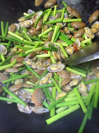 <a href=/shicai/shuichanpin/HuaGe/index.html target=_blank><u>花蛤</u></a>炒<a href=/shicai/shucai/SuanMiao/index.html target=_blank><u>蒜苗</u></a>