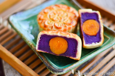<a href=/shicai/shucai/ZiShu/index.html target=_blank><u>紫薯</u></a>蛋黄月饼的做法