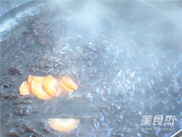 <a href=/shicai/shuichanpin/ZiCai/index.html target=_blank><u>紫菜</u></a>荷包蛋汤面的做法