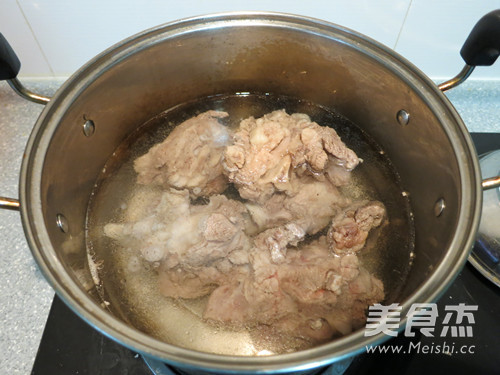 羊大骨清炖<a href=/shicai/shucai/LuoBo/index.html target=_blank><u>萝卜</u></a>汤的做法