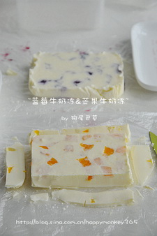 <a href=/shicai/guopin/LanMei/index.html target=_blank><u>蓝莓</u></a><a href=/shicai/mimian/NiuNai/index.html target=_blank><u>牛奶</u></a>冻&&<a href=/shicai/guopin/MangGuo/index.html target=_blank><u>芒果</u></a><a href=/shicai/mimian/NiuNai/index.html target=_blank><u>牛奶</u></a>冻步骤13