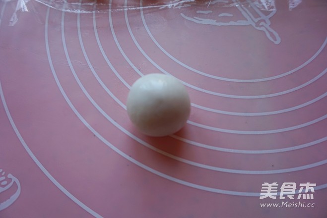 团团圆圆~五彩<a href=/shicai/guopin/HeiZhiMa/index.html target=_blank><u>黑<a href=/shicai/guopin/ZhiMa/index.html target=_blank><u>芝麻</u></a></u></a>汤圆的做法