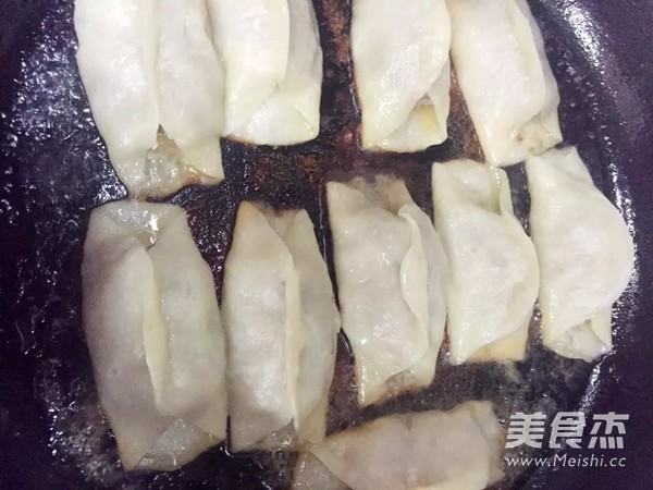 <a href=/shicai/rouqin/NiuRou/index.html target=_blank><u>牛肉</u></a><a href=/shicai/shucai/QinCai/index.html target=_blank><u>芹菜</u></a>馅锅贴的做法