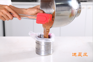 <a href=/shicai/mimian/QiaoKeLi/index.html target=_blank><u>巧克力</u></a>核<a href=/shicai/guopin/Tao/index.html target=_blank><u>桃</u></a>麦芬蛋糕