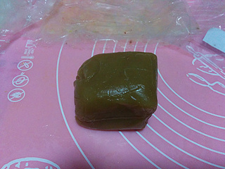 <a href=/shicai/shucai/ZiShu/index.html target=_blank><u>紫薯</u></a>蛋黄<a href=/shicai/guopin/Tao/index.html target=_blank><u>桃</u></a>山月饼