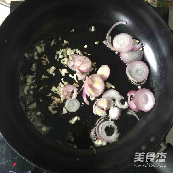 至尊海鲜<a href=/shicai/mimian/YiMian/index.html target=_blank><u>意面</u></a>的做法