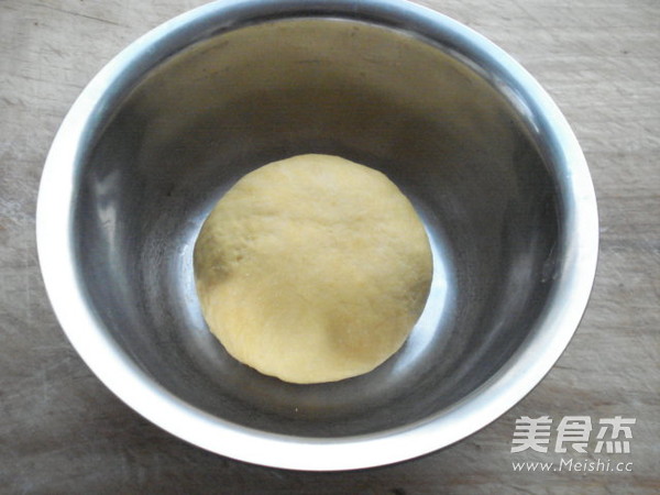 <a href=/shicai/shucai/JuHua/index.html target=_blank><u>菊花</u></a>馒头的做法