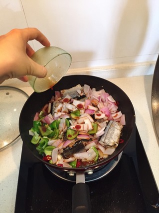 酱焖<a href=/shicai/shuichanpin/QiuDaoYu/index.html target=_blank><u>秋刀鱼</u></a>