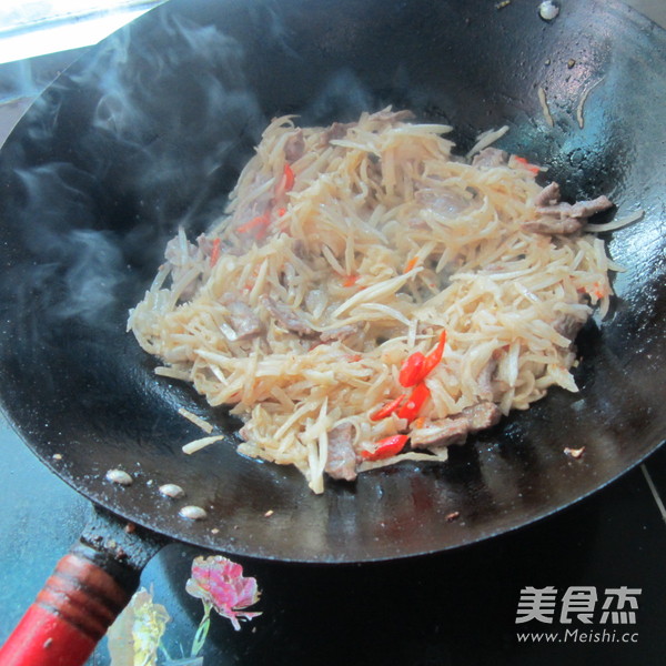 <a href=/shicai/shucai/BaiLuoBo/index.html target=_blank><u>白<a href=/shicai/shucai/LuoBo/index.html target=_blank><u>萝卜</u></a></u></a>丝炒肉的做法