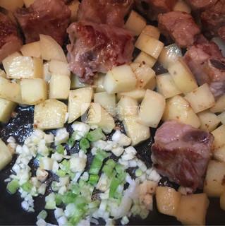 <a href=/shicai/rouqin/PaiGu/index.html target=_blank><u>排骨</u></a><a href=/shicai/shucai/TuDou/index.html target=_blank><u>土豆</u></a>焖饭