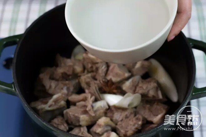 清炖<a href=/shicai/rouqin/YangPai/index.html target=_blank><u>羊排</u></a><a href=/shicai/shucai/LuoBo/index.html target=_blank><u>萝卜</u></a>汤的做法