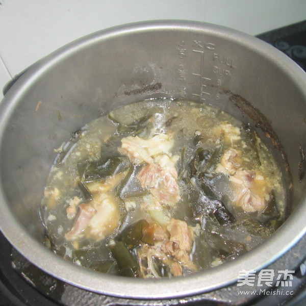 拆骨<a href=/shicai/shuichanpin/HaiDai/index.html target=_blank><u>海带</u></a>汤的做法