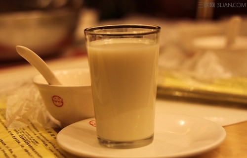 每天喝<a href=/shicai/mimian/DouJiang/index.html target=_blank><u>豆浆</u></a>好吗 ?喝<a href=/shicai/mimian/DouJiang/index.html target=_blank><u>豆浆</u></a>九大好处和禁忌