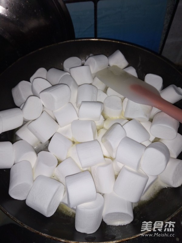 软硬<a href=/shicai/rouqin/NiuZa/index.html target=_blank><u>牛杂</u></a>糖的做法