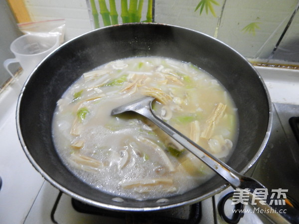 <a href=/shicai/shucai/BaiCai/index.html target=_blank><u>白菜</u></a><a href=/shicai/mimian/FuZhu/index.html target=_blank><u>腐竹</u></a>煮<a href=/shicai/mimian/NianGao/index.html target=_blank><u>年糕</u></a>的做法