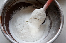 烤布朗尼<a href=/shicai/mimian/ZhiShi/index.html target=_blank><u>芝士</u></a>蛋糕步骤7