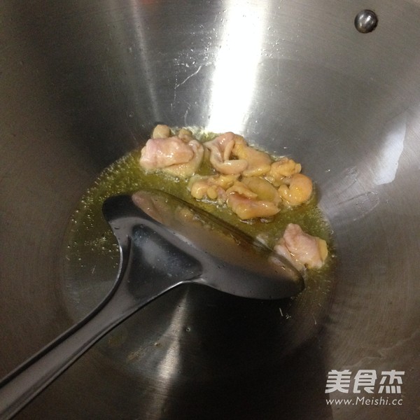 <a href=/shicai/shucai/ZhenMo/index.html target=_blank><u>榛蘑</u></a>鸡<a href=/shicai/mimian/MiFan/index.html target=_blank><u>米饭</u></a>的做法