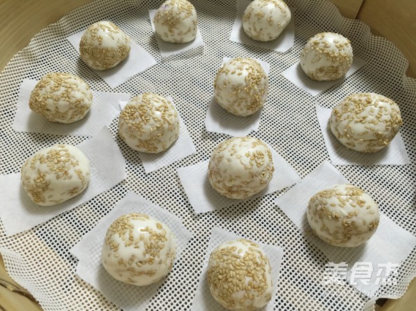 <a href=/shicai/guopin/ZhiMa/index.html target=_blank><u>芝麻</u></a><a href=/shicai/shucai/ZiShu/index.html target=_blank><u>紫薯</u></a>饼的做法