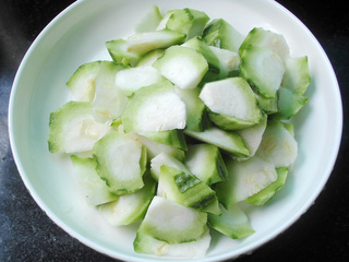 <a href=/shicai/shucai/SiGua/index.html target=_blank><u>丝瓜</u></a><a href=/shicai/mimian/DouFu/index.html target=_blank><u>豆腐</u></a>蛋汤