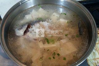 <a href=/shicai/shuichanpin/JiYu/index.html target=_blank><u>鲫鱼</u></a><a href=/shicai/shucai/YinEr/index.html target=_blank><u>银耳</u></a><a href=/shicai/mimian/DouFu/index.html target=_blank><u>豆腐</u></a>汤