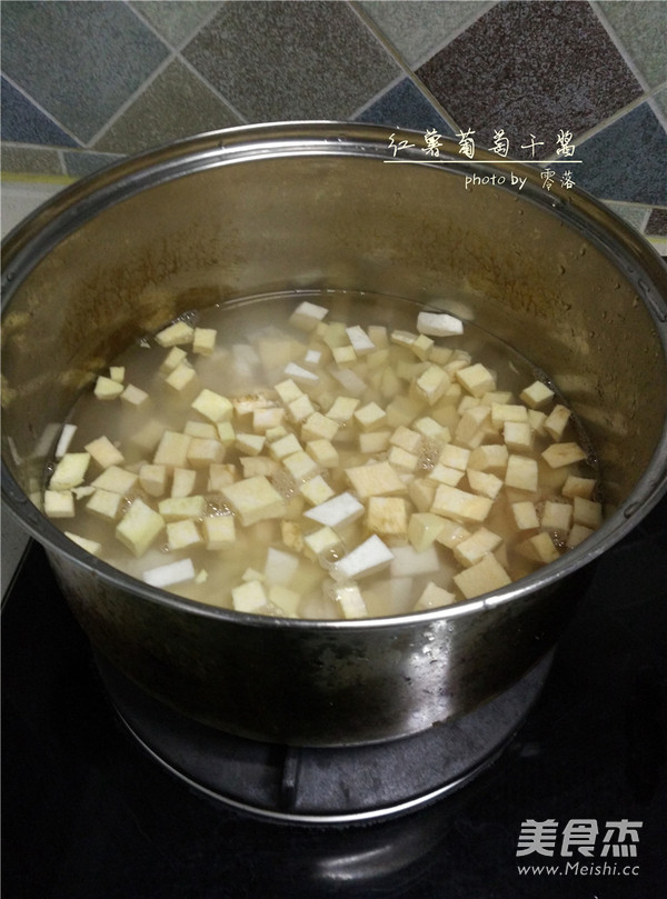 <a href=/shicai/shucai/HongShu/index.html target=_blank><u>红薯</u></a><a href=/shicai/guopin/PuTaoGan/index.html target=_blank><u><a href=/shicai/guopin/PuTao/index.html target=_blank><u>葡萄</u></a>干</u></a>酱的做法