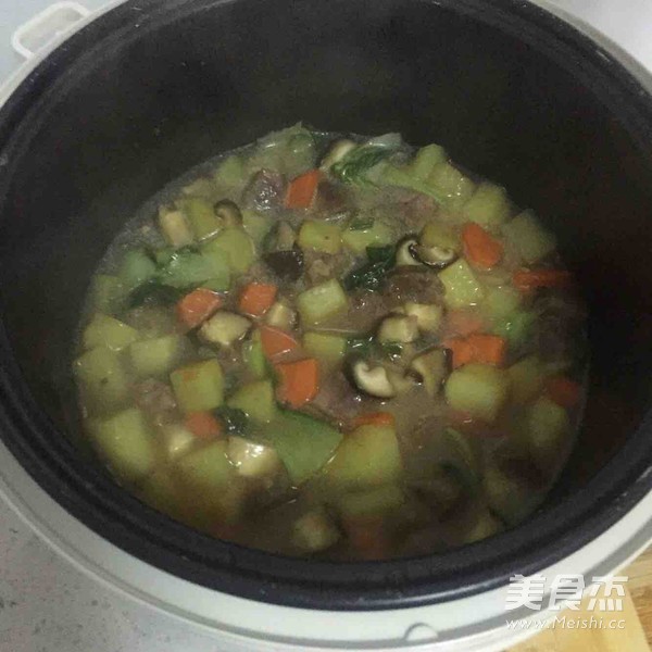 <a href=/shicai/rouqin/XiangChang/index.html target=_blank><u>香肠</u></a>杂蔬焖饭的做法