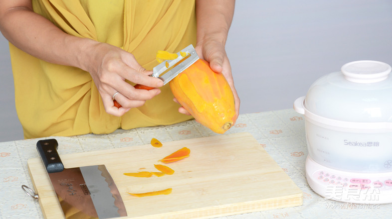 红<a href=/shicai/guopin/Zao/index.html target=_blank><u>枣</u></a><a href=/shicai/guopin/MuGua/index.html target=_blank><u>木瓜</u></a>炖<a href=/shicai/mimian/NiuNai/index.html target=_blank><u>牛奶</u></a>的做法