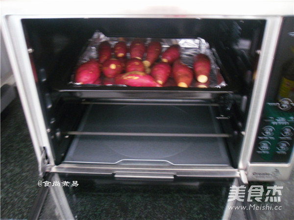 香烤<a href=/shicai/shucai/HongShu/index.html target=_blank><u>红薯</u></a>的做法