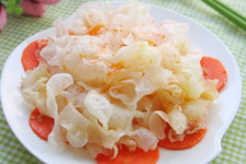 凉拌<a href=/shicai/shucai/YinEr/index.html target=_blank><u>银耳</u></a>的做法大全