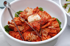 正宗朝鲜辣<a href=/shicai/shucai/BaiCai/index.html target=_blank><u>白菜</u></a>的腌制方法详解