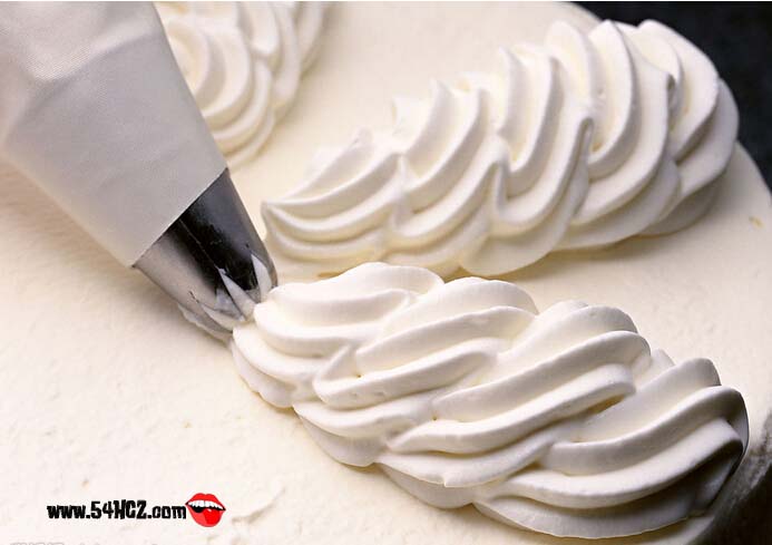 <a href=/shicai/mimian/XianNaiYou/index.html target=_blank><u>鲜<a href=/shicai/mimian/NaiYou/index.html target=_blank><u>奶油</u></a></u></a>的做法