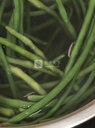 自制简易干<a href=/shicai/shucai/JiangDou/index.html target=_blank><u>豇豆</u></a>