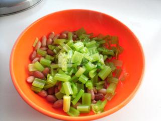 <a href=/shicai/shucai/QinCai/index.html target=_blank><u>芹菜</u></a>拌<a href=/shicai/guopin/HuaSheng/index.html target=_blank><u>花生</u></a>米