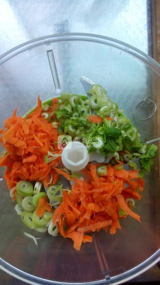 <a href=/shicai/shucai/HuLuoBo/index.html target=_blank><u>胡<a href=/shicai/shucai/LuoBo/index.html target=_blank><u>萝卜</u></a></u></a><a href=/shicai/shucai/QinCai/index.html target=_blank><u>芹菜</u></a><a href=/shicai/rouqin/ZhuRou/index.html target=_blank><u>猪肉</u></a>水饺