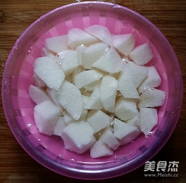 羊骨<a href=/shicai/shucai/ShanYao/index.html target=_blank><u>山药</u></a>汤的做法