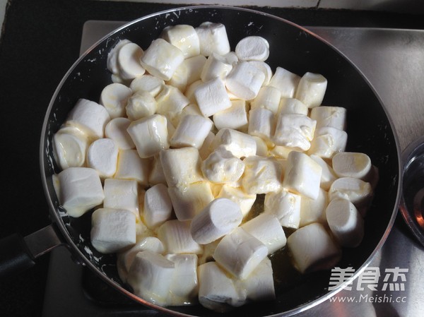 <a href=/shicai/guopin/ManYueMei/index.html target=_blank><u>蔓越莓</u></a><a href=/shicai/guopin/HuaSheng/index.html target=_blank><u>花生</u></a>牛轧糖的做法