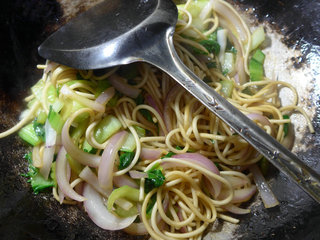 <a href=/shicai/shucai/YangCong/index.html target=_blank><u>洋葱</u></a><a href=/shicai/shucai/QingCai/index.html target=_blank><u>青菜</u></a>素炒面