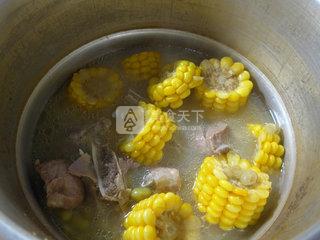 青<a href=/shicai/mimian/HuangDou/index.html target=_blank><u>黄豆</u></a><a href=/shicai/mimian/YuMi/index.html target=_blank><u>玉米</u></a>肉骨汤