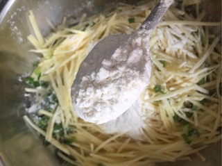 <a href=/shicai/shucai/TuDou/index.html target=_blank><u>土豆</u></a>饼