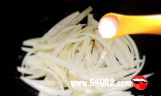 <a href=/shicai/shucai/YangCong/index.html target=_blank><u>洋葱</u></a>炒<a href=/shicai/rouqin/JiDan/index.html target=_blank><u>鸡蛋</u></a>的做法6