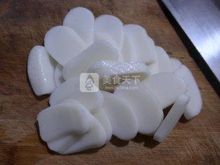 江白虾圆<a href=/shicai/shucai/BaiCai/index.html target=_blank><u>白菜</u></a><a href=/shicai/mimian/NianGao/index.html target=_blank><u>年糕</u></a>汤