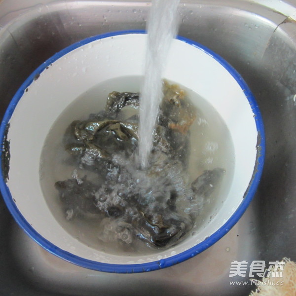 拆骨<a href=/shicai/shuichanpin/HaiDai/index.html target=_blank><u>海带</u></a>汤的做法