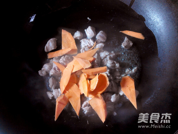 <a href=/shicai/shucai/XiHuLu/index.html target=_blank><u>西葫芦</u></a>炒肉的做法