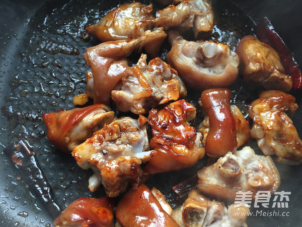 <a href=/shicai/mimian/YuMi/index.html target=_blank><u>玉米</u></a>焖猪手的做法